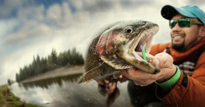 Fiske. Fiskare och öring. Dramatiskt.